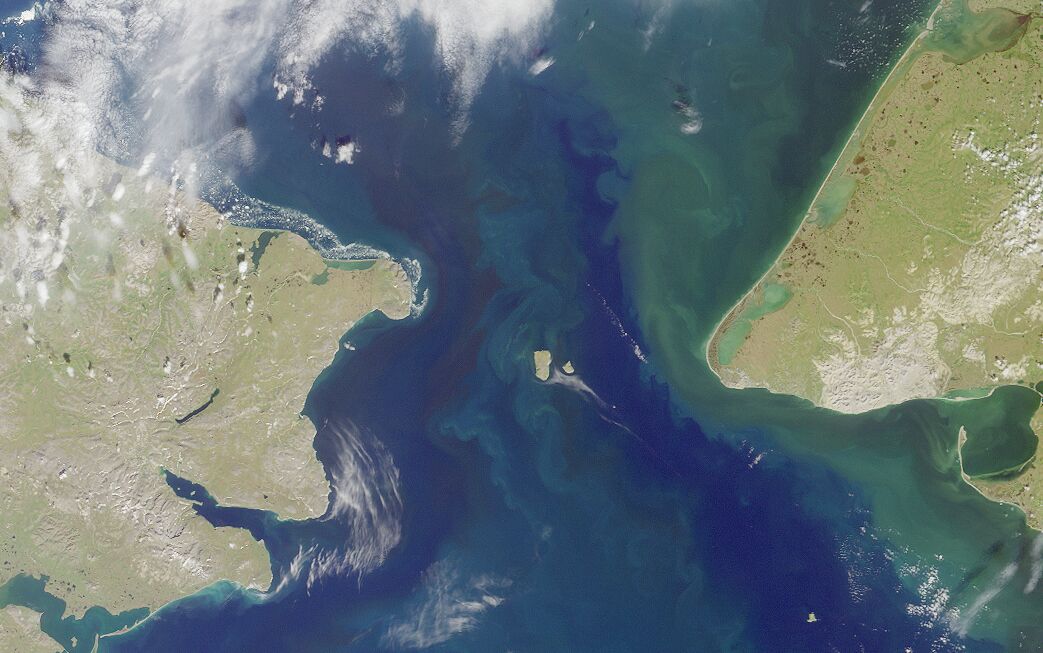Vista satelital del estrecho de Bering y las islas Diómedes