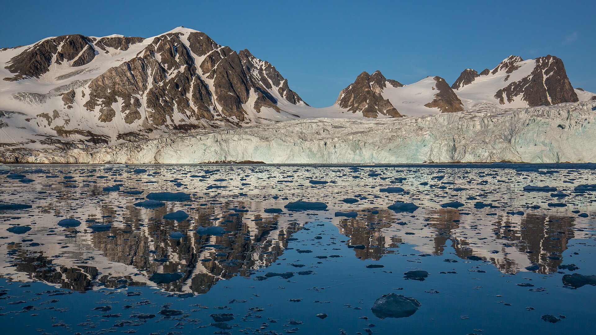Luz de tarde sobre Fair Haven, Svalbard